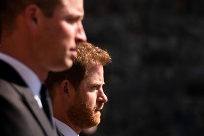 Los príncipes Guillermo y Enrique, en el funeral de su abuelo, Felipe de Edimburgo, en el castillo de Windsor el 17 de abril de 2021.