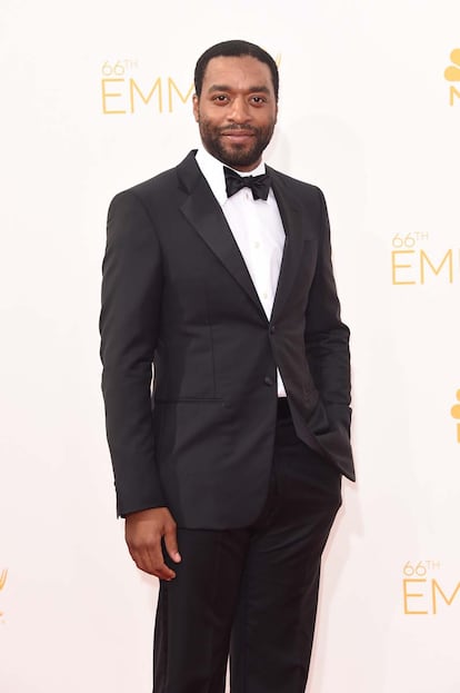 Chiwetel Ejiofor, muy elegante con tuxedo de Giorgo Armani.