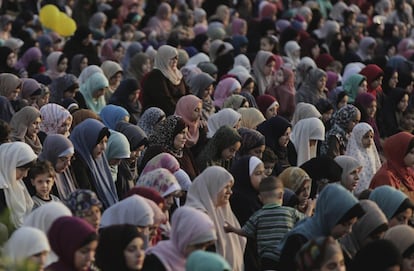 Mujeres palestinas rezan durante la celebración del Eid al Adha o Fiesta del Sacrificio en la ciudad de Gaza.