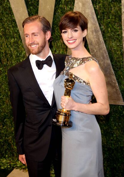 Anne Hathaway y Adam Shulman, en la fiesta posterior a los Oscar, en febrero de 2013.