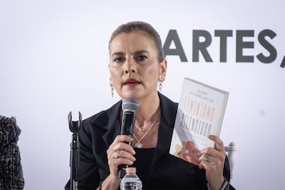 Beatriz Gutiérrez Müller presenta su libro 'Feminismo silencioso' en el marco de la Feria de las Culturas Indígenas, en la explanada del zócalo capitalino, el 13 de agosto de 2024.