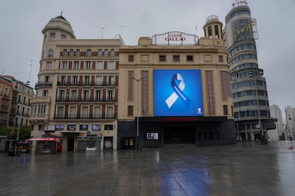 El lazo elegido por el Ayuntamiento para dar las gracias a los madrileños durante el estado de alarma luce en Callao. / LUIS DE VEGA