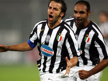 Del Piero canta, el sábado pasado, su gol al Messina mientras Emerson corre a abrazarle.