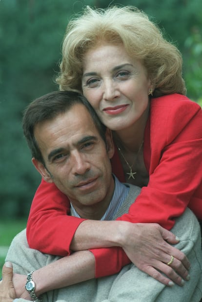 Imanol Arias y Marisa Paredes, durante el rodaje de la película 'Salvajes', de Carlos Molinero en 2001.