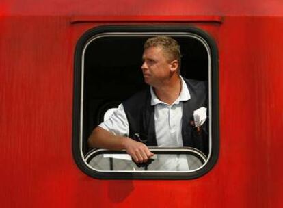 Un maquinista de Deutsche Bahn, durante una parada en la estación central de Berlín.