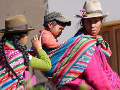 Un niño con dos mujeres en Pataypampa, una población andina a casi 4.000 metros de altitud.