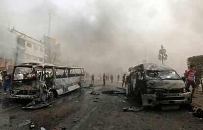 Lugar de la explosión de un coche bomba en una calle comercial de Bagdad al-Jadeeda (Nuevo Bagdad).