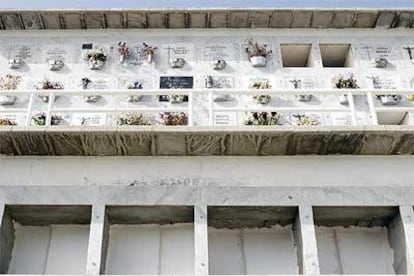 Nichos del cementerio de Santa Lastenia, en Tenerife, donde reposan inmigrantes llegados en cayuco.