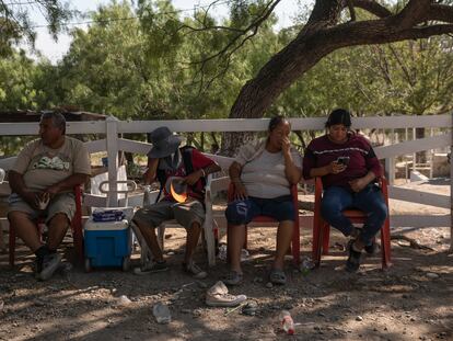 Las familias esperan noticias sobre los 10 mineros atrapados en el derrumbe de una mina en Coahuila desde el miércoles.