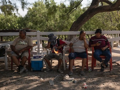 Las familias esperan noticias sobre los 10 mineros atrapados en el derrumbe de una mina en Coahuila desde el miércoles.