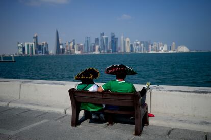 Dos seguidores de la selección de México en Doha. El partido inaugural del Mundial que enfrentó Qatar a Ecuador ofrecido por TVE fue el espacio más visto con una media de 3.099.000 espectadores según los datos facilitados por RTVE.