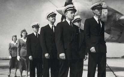 Pilotos y asistentes de vuelo de Pan Am impecablemente vestidos en aquellos años cincuenta en que nadie vendía lotería a bordo de un avión.