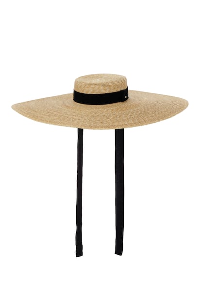 Sombrero de Elisabetta Franchi. (c.p.v.)