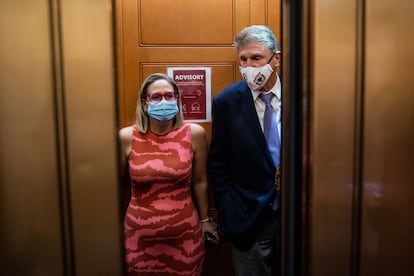 Los senadores demócratas Kyrsten Sinema y Joe Manchin, en un ascensor en el Capitolio.