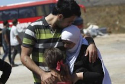 Un estudiante druso del Golán se despide de sus familiares antes de cruzar a Siria por la frontera de Quneitra (Israel).