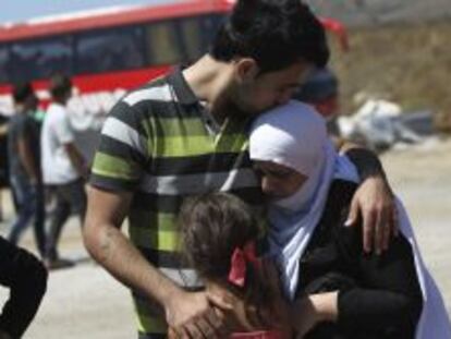  Un estudiante druso del Gol&aacute;n se despide de sus familiares antes de cruzar a Siria por la frontera de Quneitra (Israel).