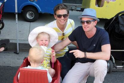 Neil Patrick Harris y su marido, David Burtka con sus hijos mellizos.