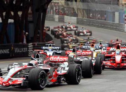 Fernando Alonso lidera la carrera ante Hamilton en la salida del Gran Premio.