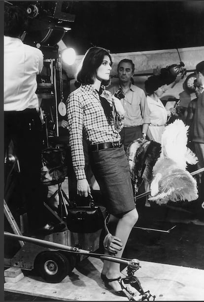 La actriz Vanessa Redgrave, con un bolso de la firma, en el rodaje de la
película 'Blow-Up', de Antonioni, en 1966.