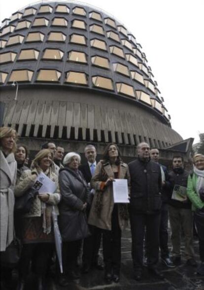 La portavoz del PSOE en el Congreso de los Diputados, Soraya Rodríguez y el diputado Antonio Camacho, entre otros, acompañados de integrantes de la Plataforma Justicia para Todos, momentos antes de presentar ante el Tribunal Constitucional el recurso de inconstitucionalidad contra la Ley de Tasas Judiciales.