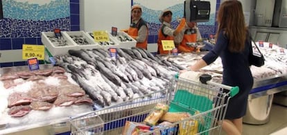 Imagen de una pescadería en un supermercado.