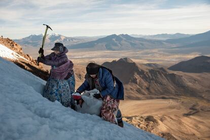 Elena Quispe Tincuta, Dora Magueño Machaca en el Campo Alto de Sajama. Rompiendo el hielo con sus piolets para obtener agua durante la ascensión.