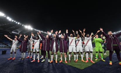 Los jugadores del Bayer Leverkusen saludan a su afición en el estadio Olímpico de Roma, este jueves tras el 0-2.