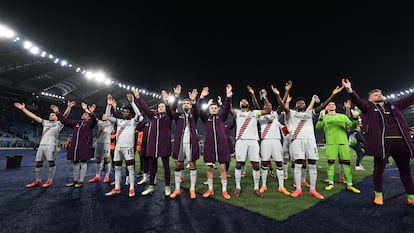 Los jugadores del Bayer Leverkusen saludan a su afición en el estadio Olímpico de Roma, este jueves tras el 0-2.