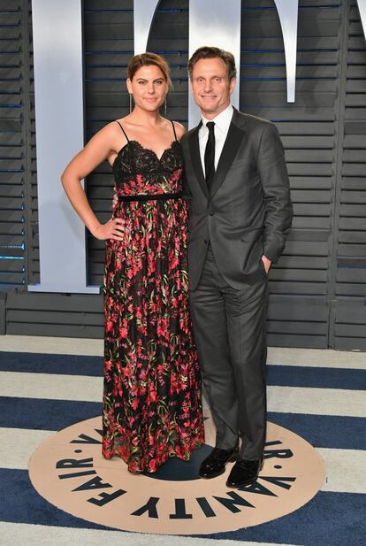 Tony Goldwyn y su esposa Anna Musky-Goldwyn, camino de la fiesta.
