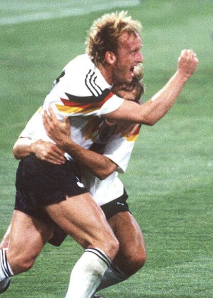 8 de julio de 1990, Andreas Brehme, autor del gol, celebra con Jürgen Klinsmann el gol de la victoria alemana en la final ante Argentina en Roma.