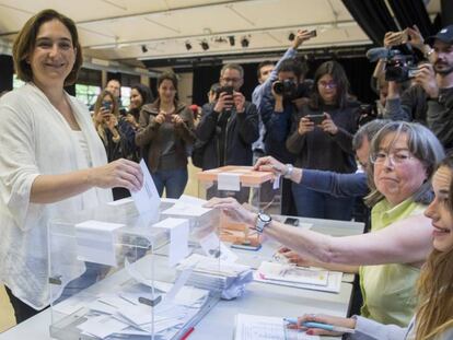 La alcaldesa Ada Colau vota en el Centro Cívico La Sedeta de Barcelona.