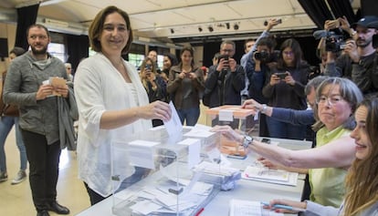 L'alcaldessa Ada Colau votant al Centre Cívic La Sedeta de Barcelona.