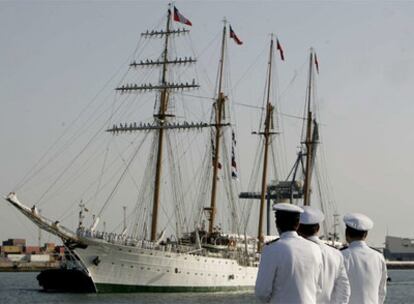 El <i>Esmeralda</i>, conocida como la <i>Dama Blanca</i>, ayer, en el puerto de Cádiz.