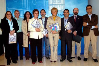 María Teresa Fernández de la Vega posa con representantes de ONG's tras la aprobación del Estatuto del Cooperante.