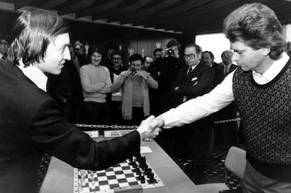 Borís Spasski saluda a su rival Anatoly Karpov, que después sería campeón del mundo.