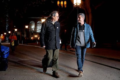 Quim Torra junto a Vicens Relats, a su llegada al Monasterio de Montserrat de Barcelona.