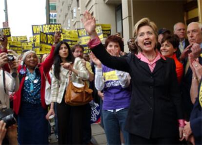 Hillary Clinton, en las horas previas a la marcha, con un grupo de simpatizantes pro abortistas.