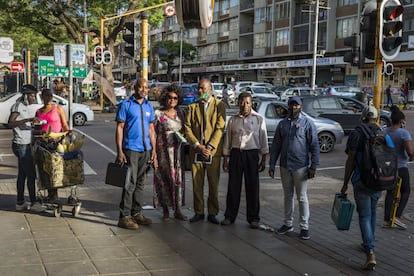 Varios miembros del Consejo Nacional de Congoleños por el Desarrollo pasean por una calle de Sunnyside, uno de los barrios con mayor presencia de migrantes de Pretoria. Durante una charla con ellos, todos denuncian diversos episodios de racismo y xenofobia, y recuerdan los más graves, que han llegado a causar heridos y muertos: por ejemplo, en 2008, cuando un ataque en Johannesburgo dejó 60 víctimas; en 2015 con nuevos asaltos a negocios de migrantes en varios puntos del país; en 2019 con otros 22 fallecidos.