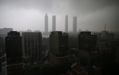 Vista general de Madrid, bajo la tormenta caída en la capital.