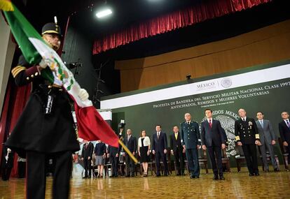 Enrique Pe&ntilde;a Nieto, en una ceremonia con soldados y marinos