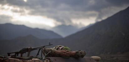 Un soldado afgano descansa sobre un vehículo blindado durante una misión con fuerzas de la 25ª división de Infantería estadounidense.