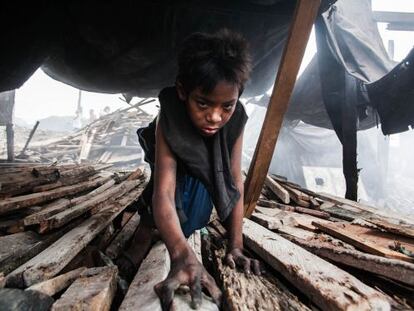 Rendel, de 13 años, vive de su trabajo en la cadena de producción de carbón.
