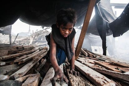 Rendel, de 13 años, vive de su trabajo en la cadena de producción de carbón.