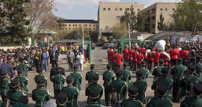 El presidente de Sudáfrica, Jacob Zuma, visita al exmandatario Nelson Mandela en el hospital de Pretoria con motivo de su 95 cumpleaños. Una banda militar interpretaba el himno nacional ante una multitud de ciudadanos que se acercaron al centro médico para desear feliz cumpleaños a Mandela. También acudió al hospital la ministra sudafricana de Defensa, Nosiviwe Mapisa-Nqakula, quien portaba una tarjeta de felicitación para el expresidente.