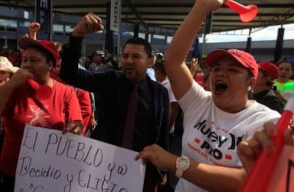 Seguidres de Nasralla frente al Tribunal electoral en Tegucigalpa