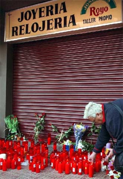 Flores y velas, a las puertas de la joyería Royo.