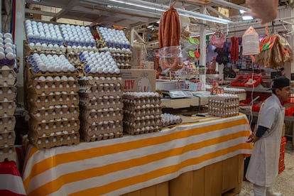 Un puesto que vende huevo y pollo en el mercado de la Merced, en la zona Centro de la Ciudad de México.