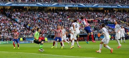 God&iacute;n cabecea para marcar el primer gol de la final de la Champions