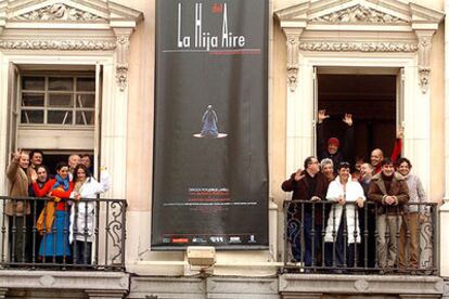 Los actores de <i>La hija del aire,</i> de Calderón de la Barca, ayer en los balcones del teatro Español de Madrid.