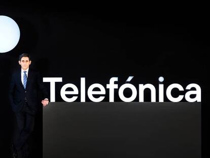 José María Álvarez-Pallete presenta en la junta el nuevo logo de Telefónica.